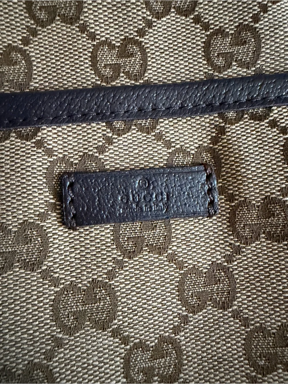 Gucci signature gg